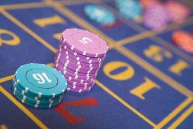 Live dealer at roulette table in buaya89 studio